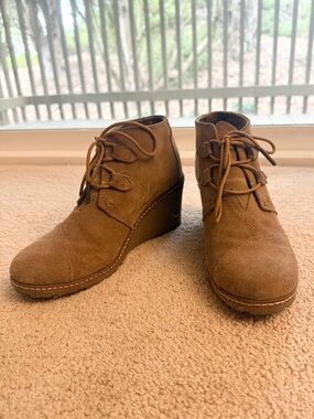 Toms  Desert Wedge Boot, size 6.5